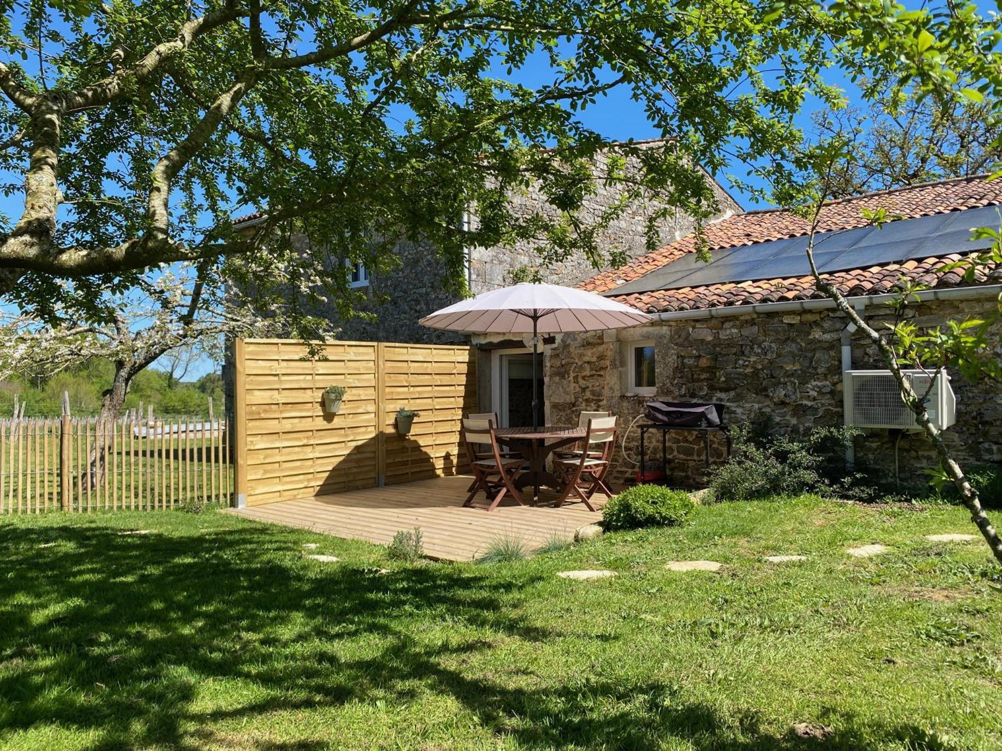 Le Domaine Du Petit Bois, Gite L'Etable Villa Varzay Exterior photo